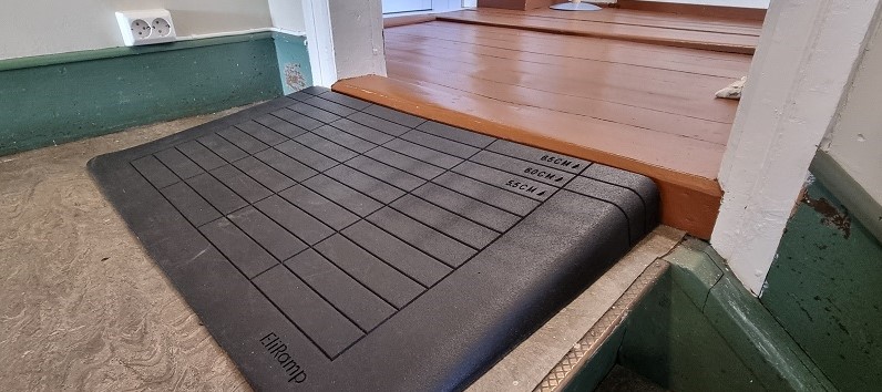 Sorte ramper ligger foran hver høye dørterskel for å ivareta både fremkommelighet og vern. Foto.