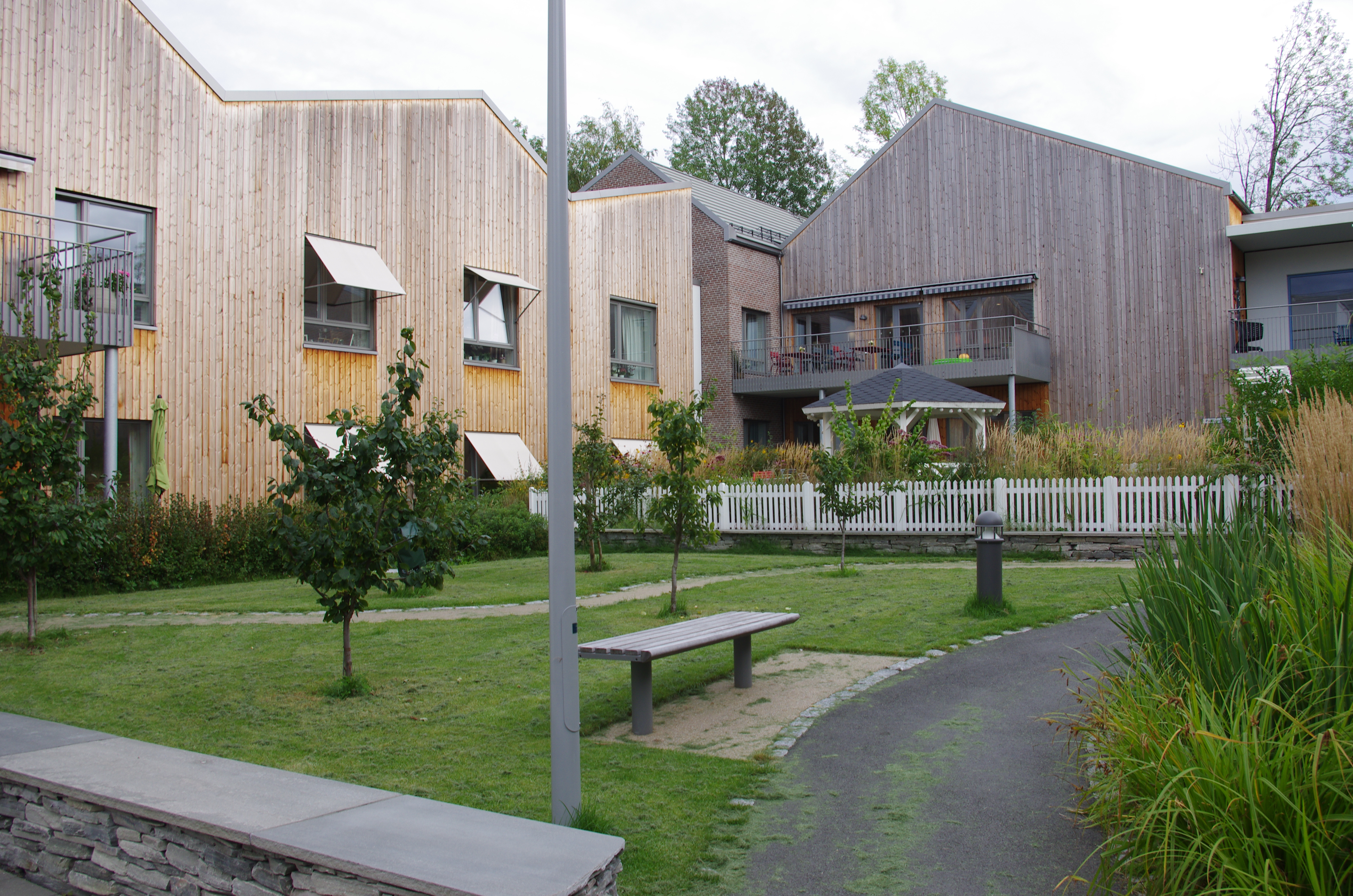 Hagen  med boligene i bakgrunn 1