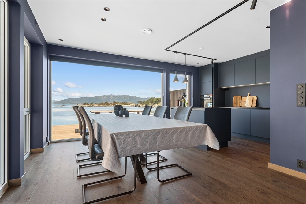 Romsleg eteplass og kjøkkenet i felleshuset. Foto.