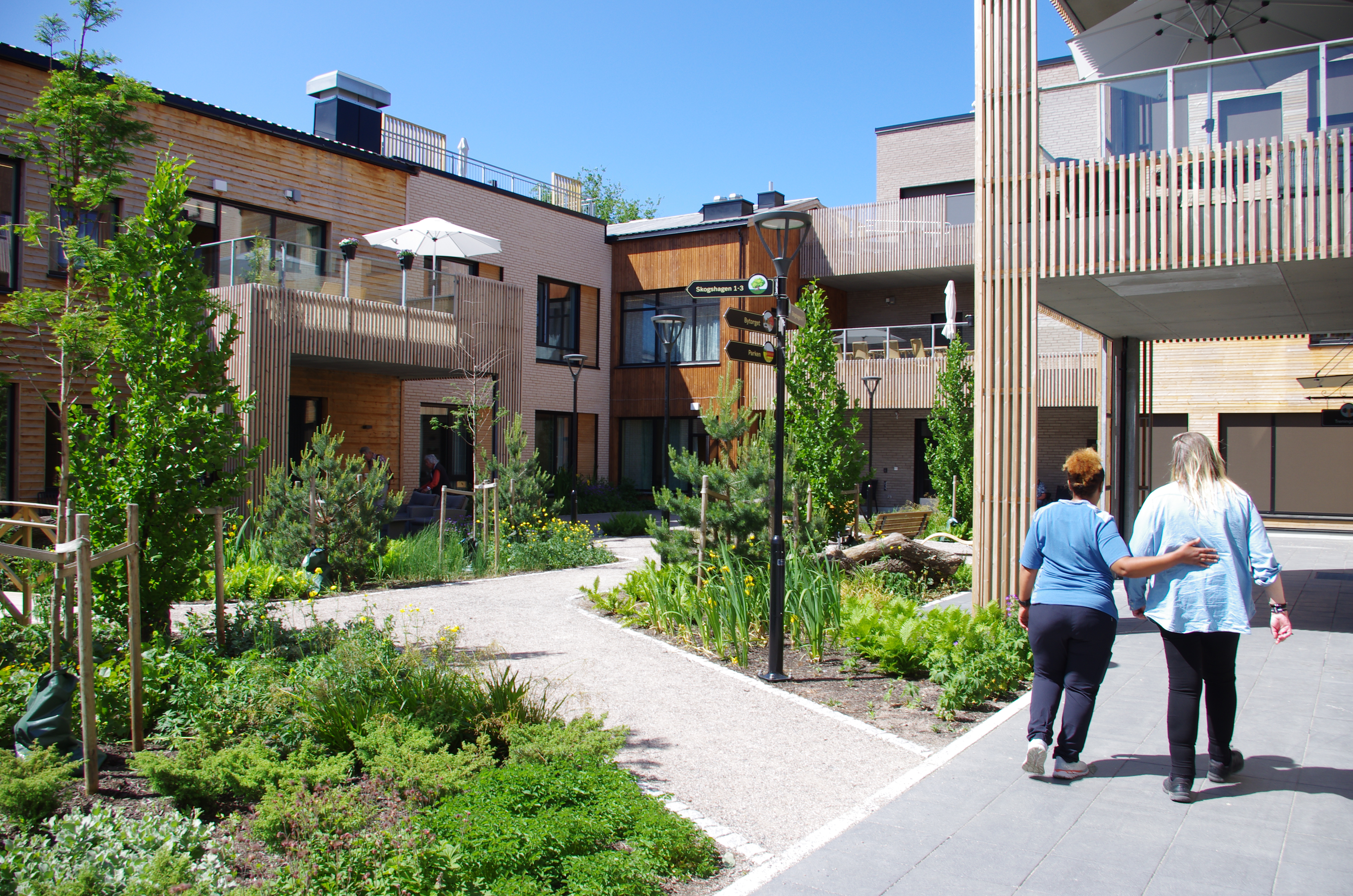 Felles uteområder med beplantning .Foto.