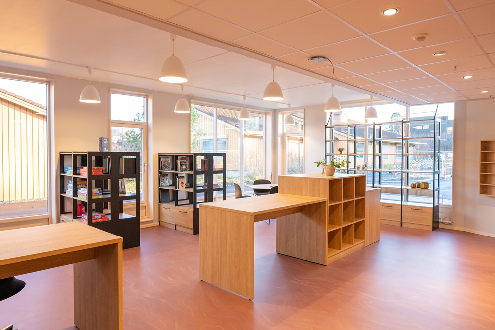 På biblioteket kan beboerne låne bøker eller spille spill. Foto.