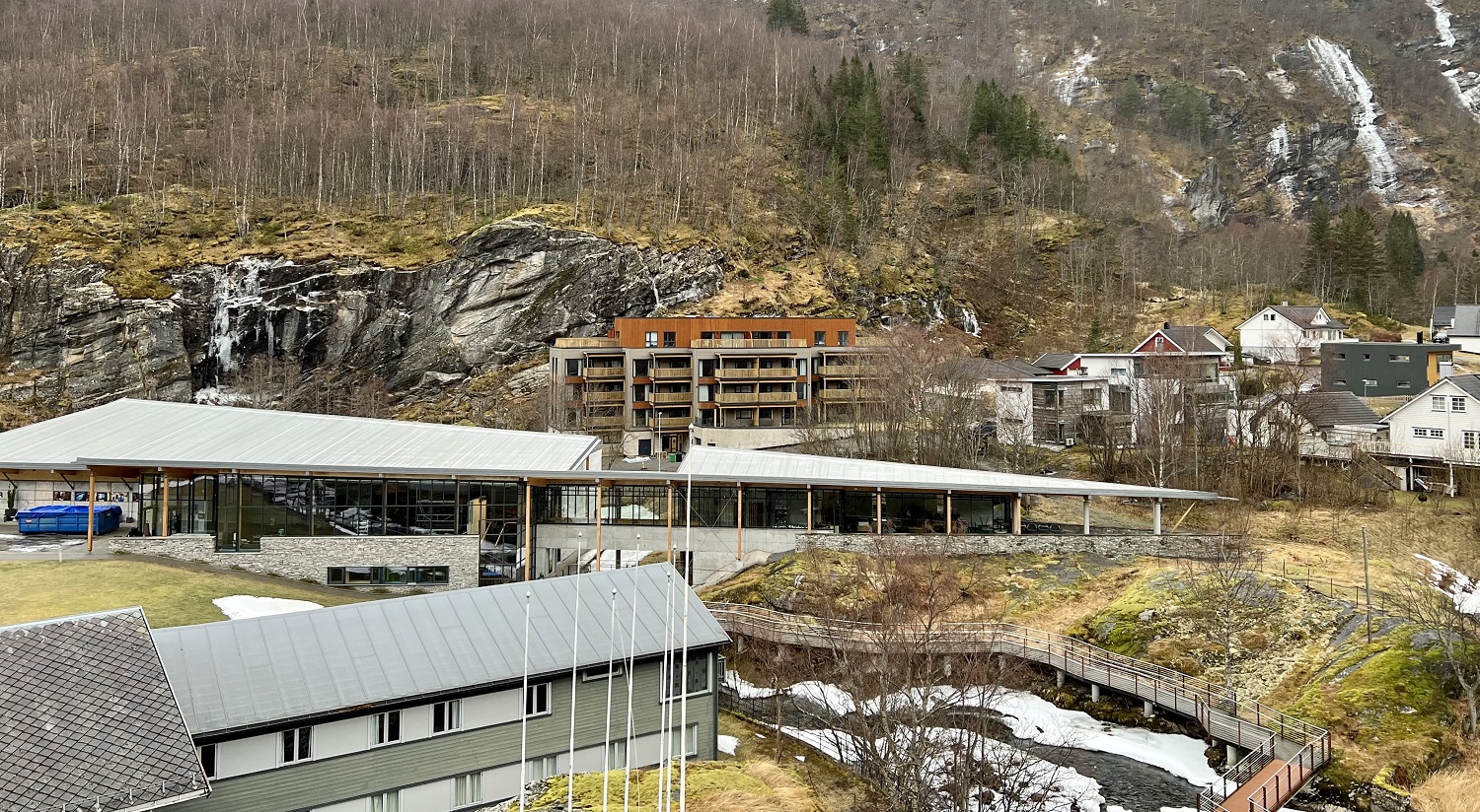 Oversikt over område med blokka i bakgrunn. Foto.