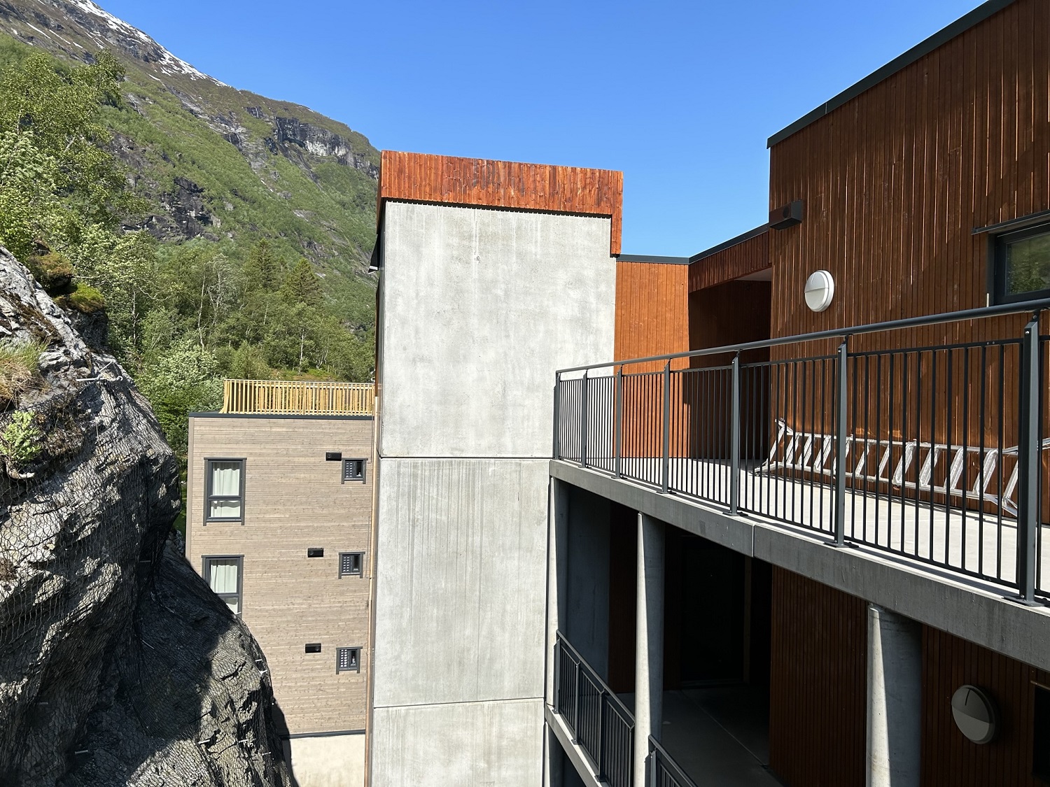 Baksiden av blokka som viser fjellsikringen. Foto.