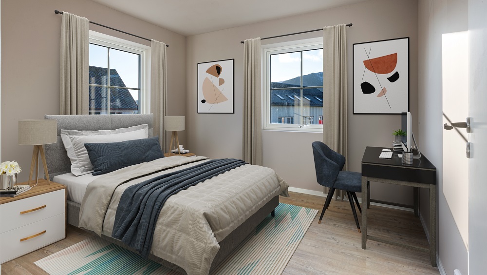 Lyst og romslig soverom med dobbeltseng, beige og lysebrune farger, to vinduer med utsikt. Foto.