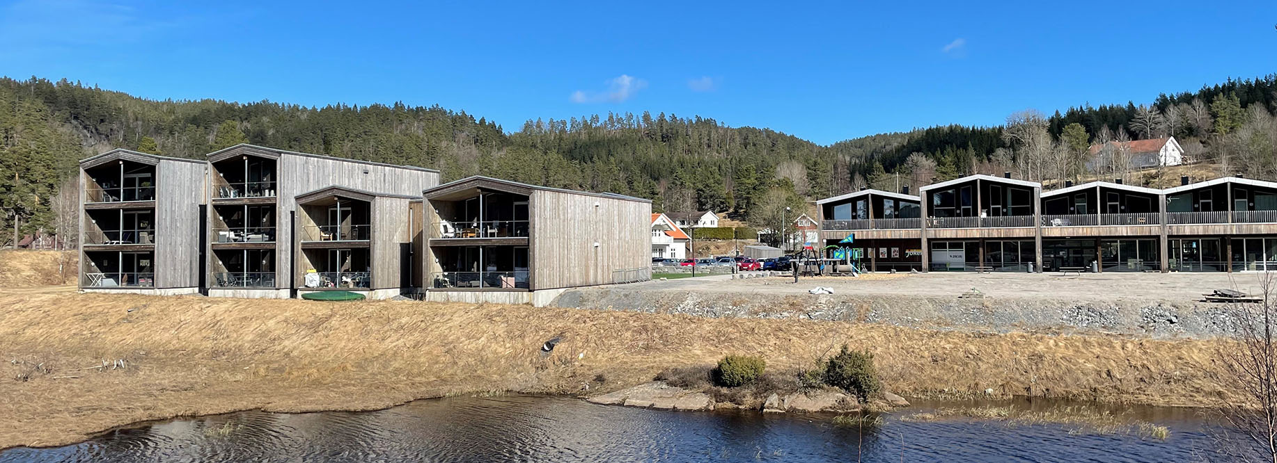 Boligene på Åkle har verandaer og utsikt mot vannet. Foto