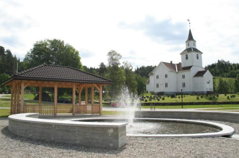 Park ved kirken med fontene og paviljong. Foto.