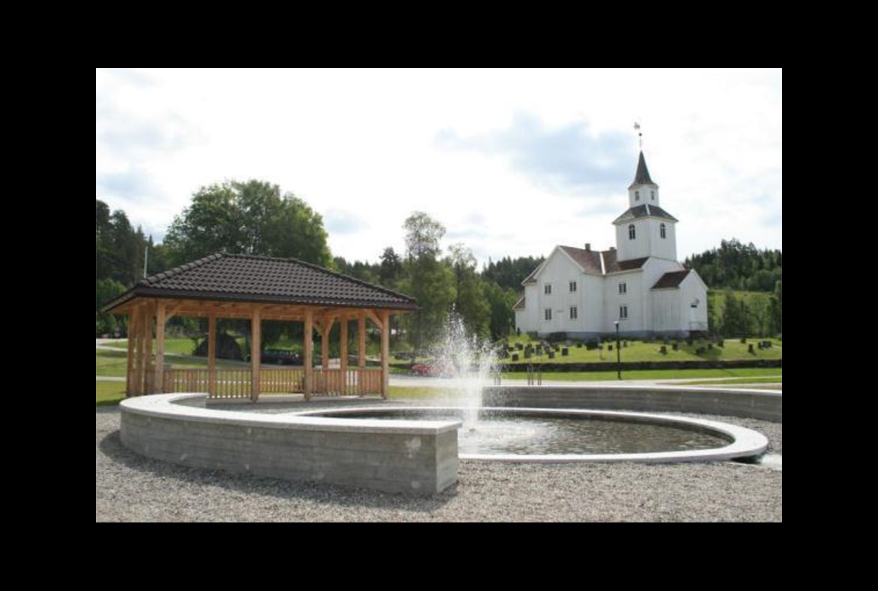 Park ved kirken med fontene og paviljong. Foto.