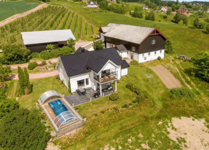 Nedre Eik gård med hovedhus, låve og åkrer. Flyfoto. 