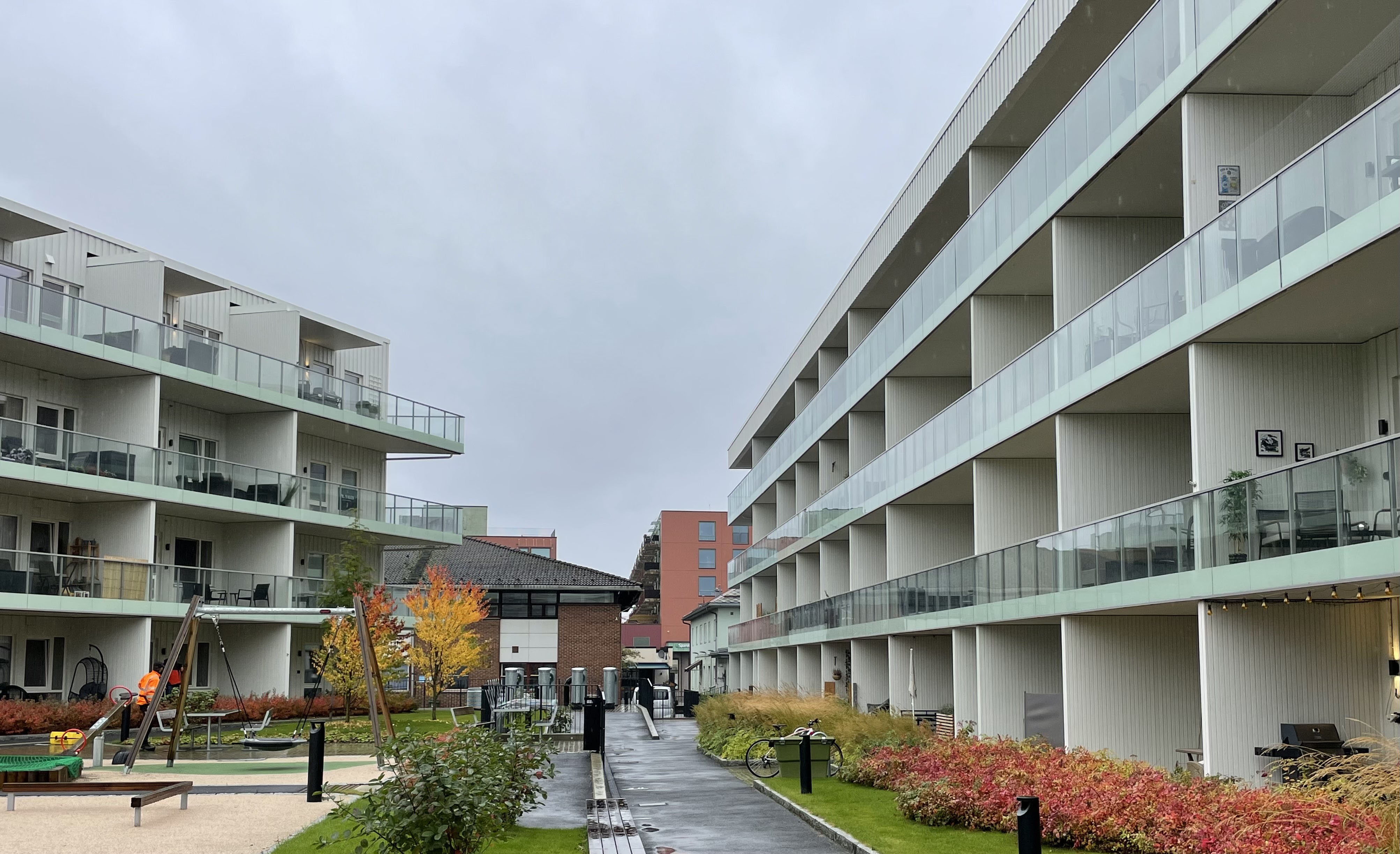 I forkant, brl med tjenestebolig, bak ser vi brl der brukerne bor