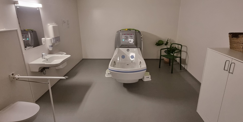 Baderom med mini boblekar tilrettelagt for hc. Foto.