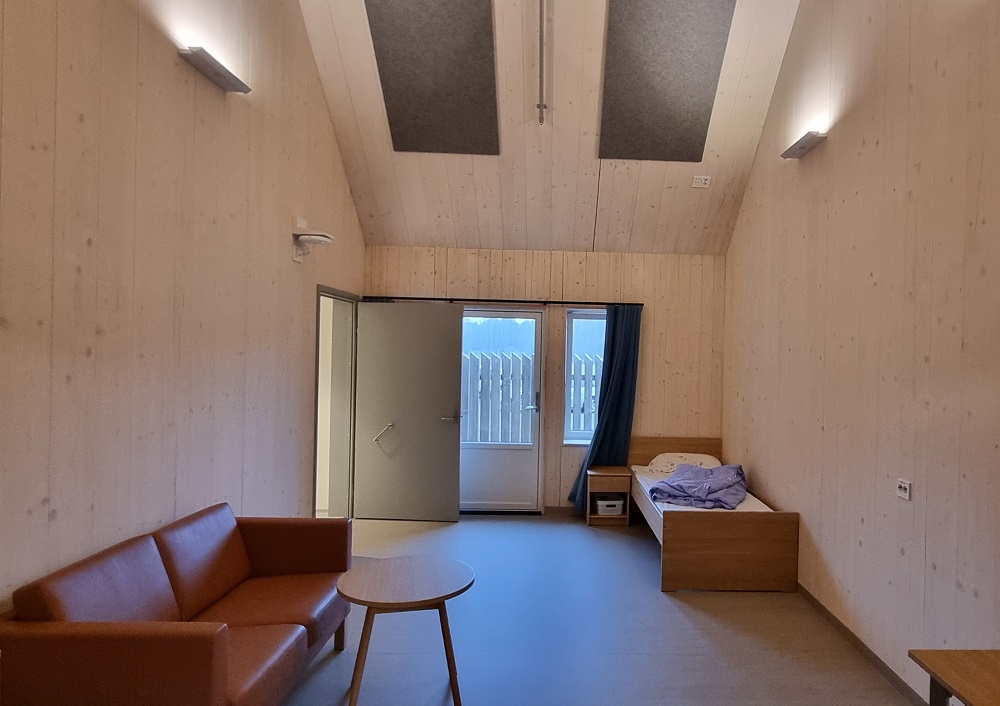 Vanleg rom høgt under skråtaket med kombinert stove og soverom pluss bad. Foto. 