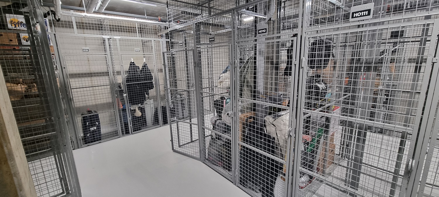 Låsbare kjellerboder størrelse 1x1,5 meter med gittervegger. Foto. 