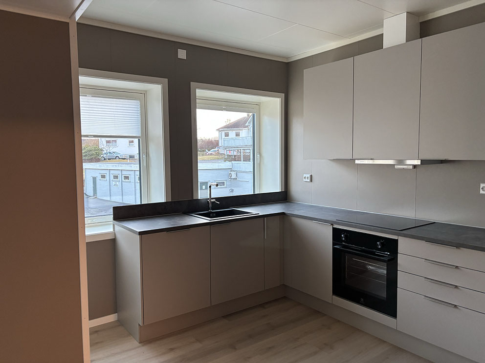 Kjøkkenet i nye utleieleiligheter i det gamle bankbygget i Sokndal. Foto.