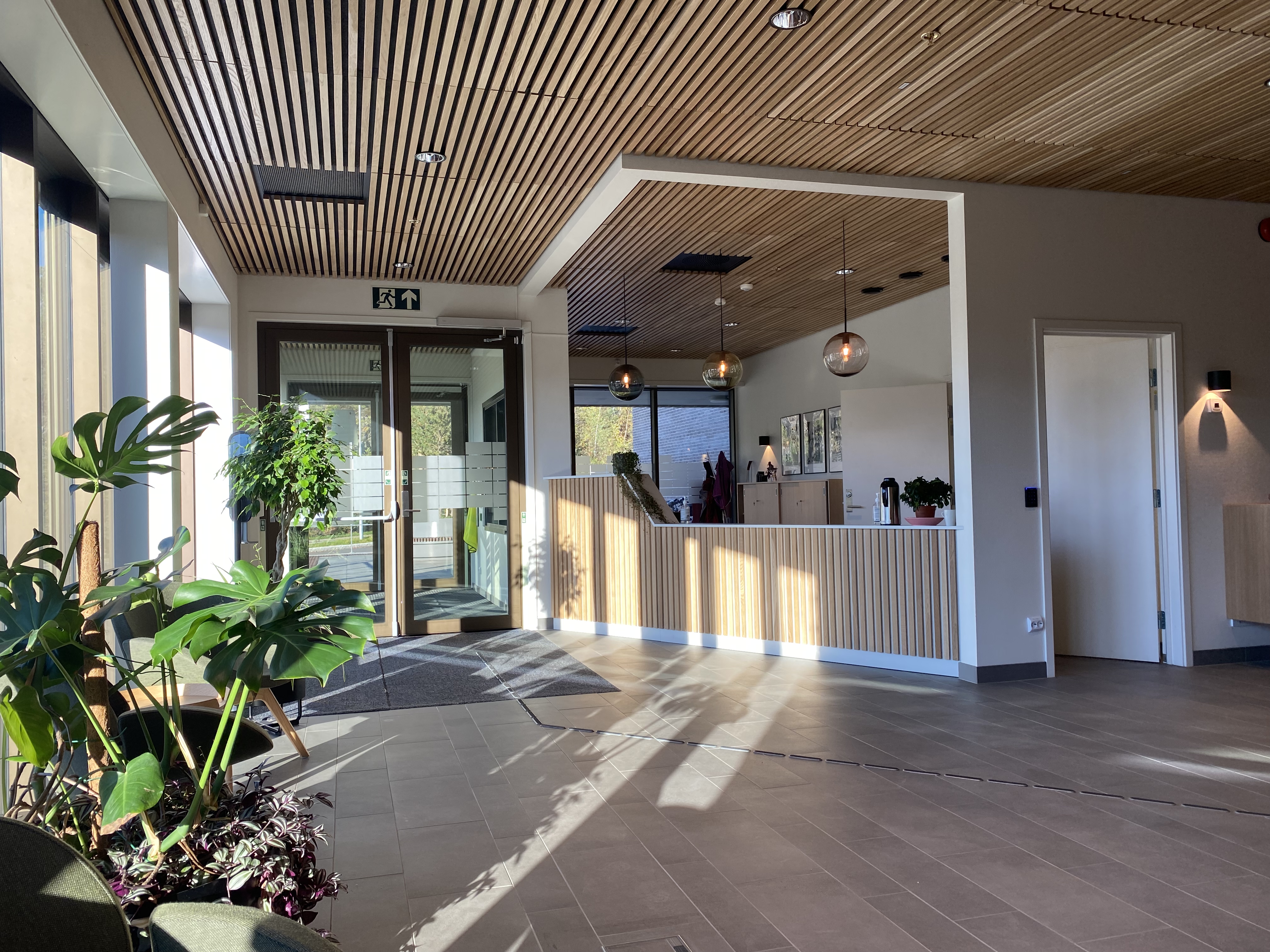 Felles inngang med respesjon. Foto.