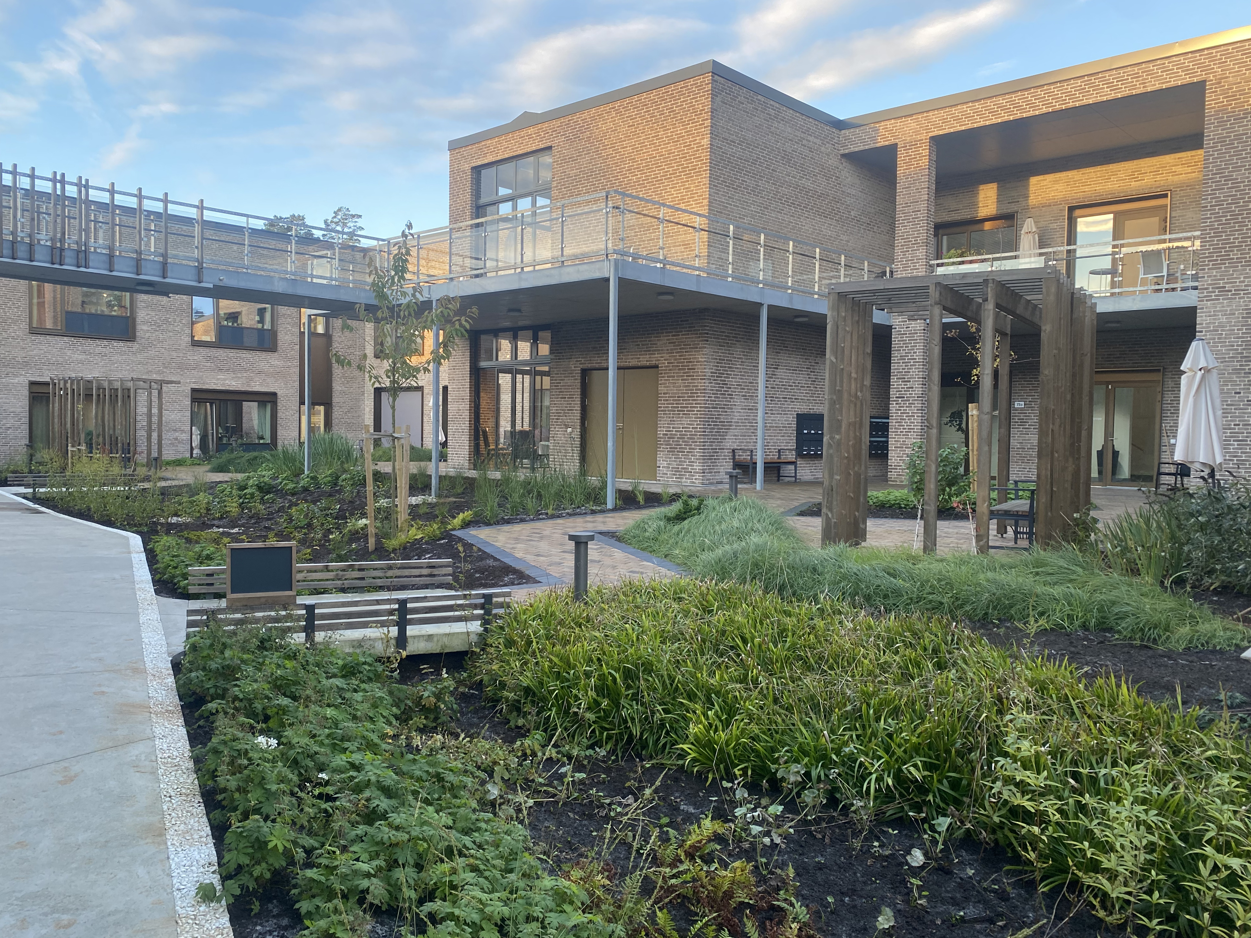 felles uteområde med gangsti og sittegruppe. Foto.