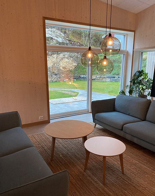 Felles oppholdsrom med sofagruppe. Foto. 