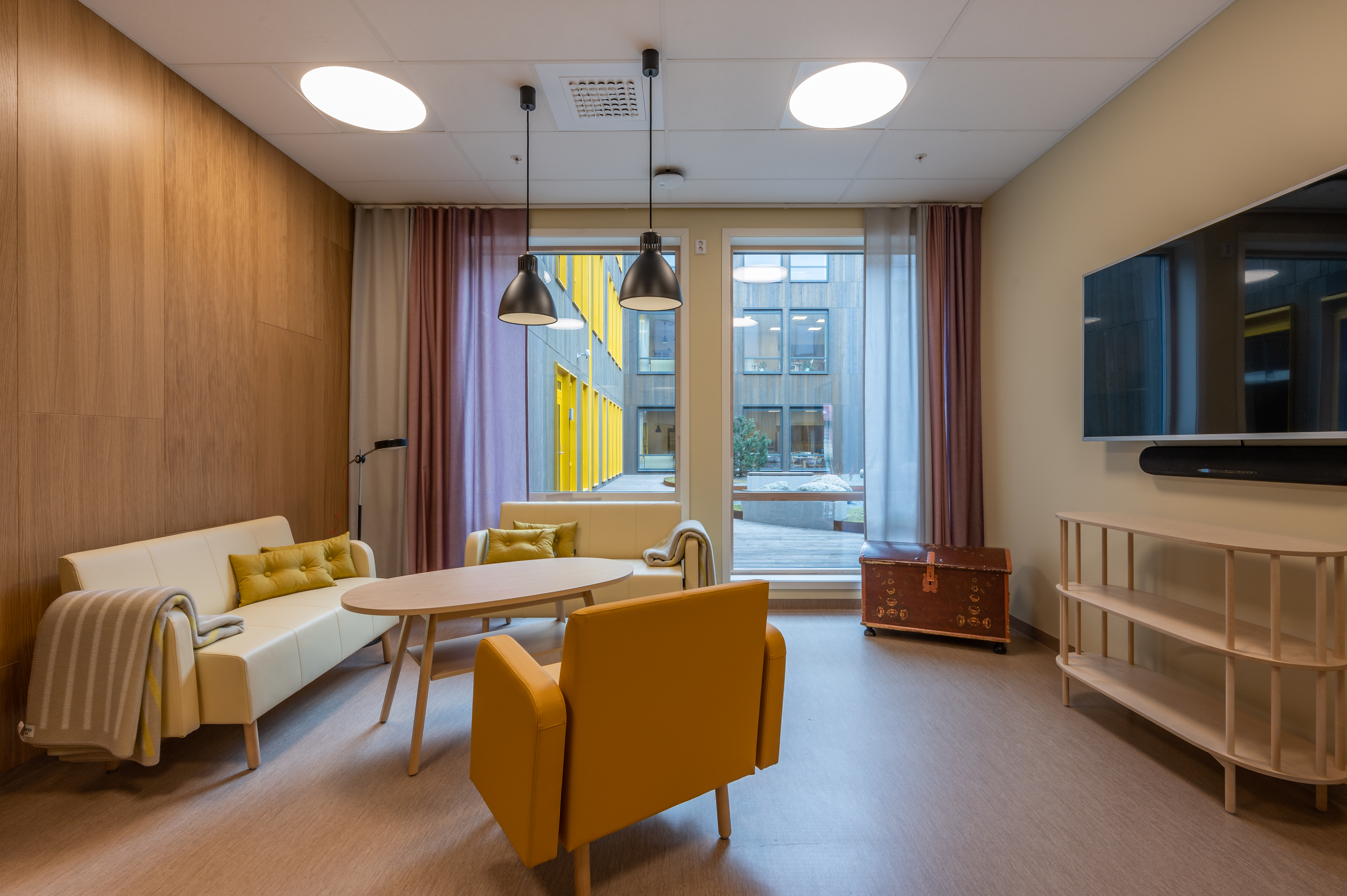 Stue i en leilighet med salong og tv. Foto.