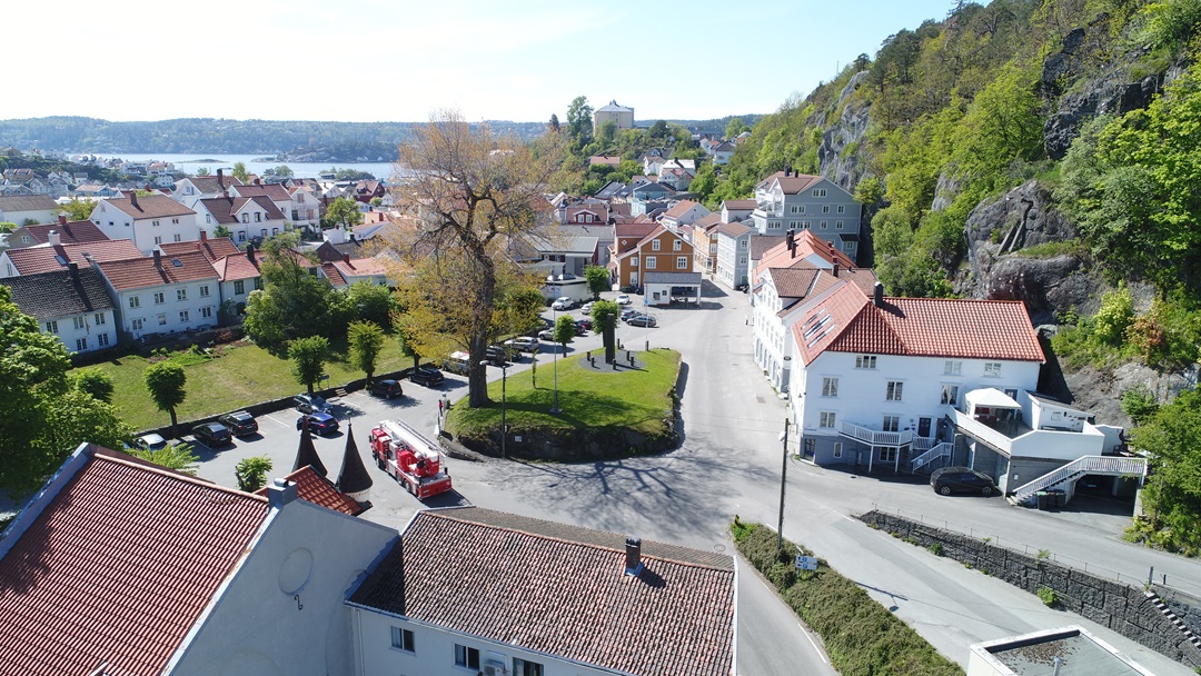 Park og gamle hus i Kragerø. Foto.