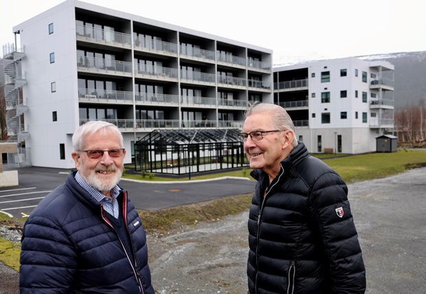Initiativtaker Otto Blokhus og prosjektleder Roald Teigen står foran den nye blokka. Foto. 