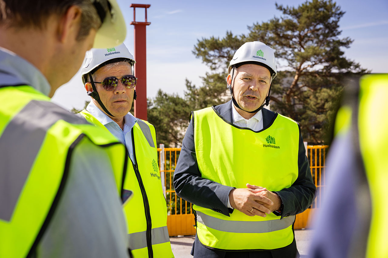 Kommunal- og moderniseringsministeren og administrerende direktør i Husbanken er på befaring på byggeplass. Foto.