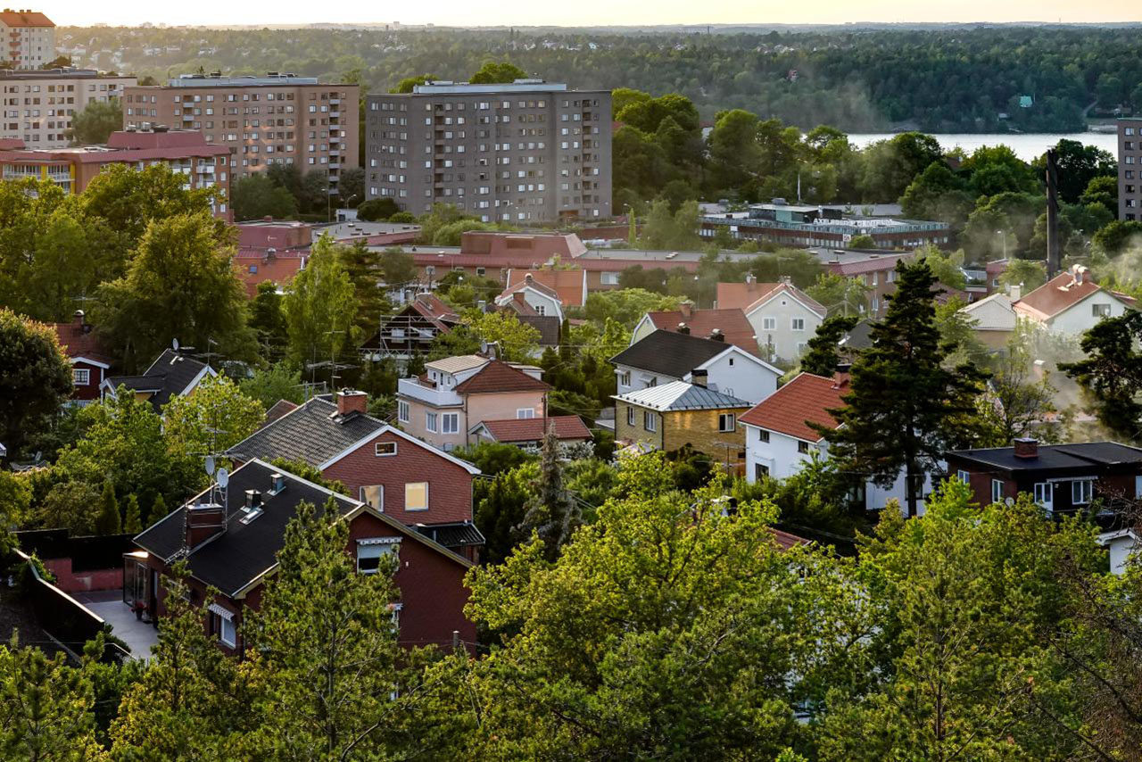 Et boligområde i et tettbygd strøk med hus og blokker. Foto.