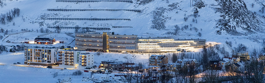 blokk og andre boliger i vinterlandskap i hammerfest
