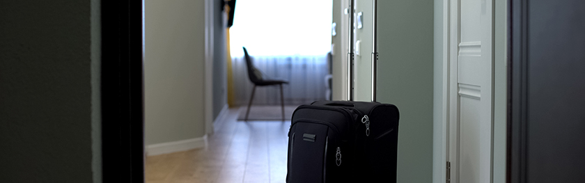 trillekoffert stående i gangen i en leilighet